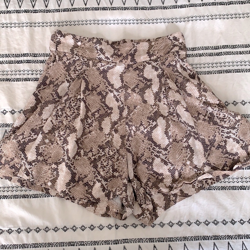 H&M Flowy Pleated Shorts in Python Print Size: 4 - Picture 3 of 8